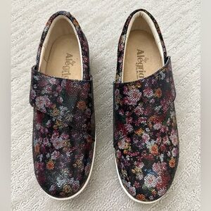 NWOT-Algeria Black, Floral, slip in sneakers, 9